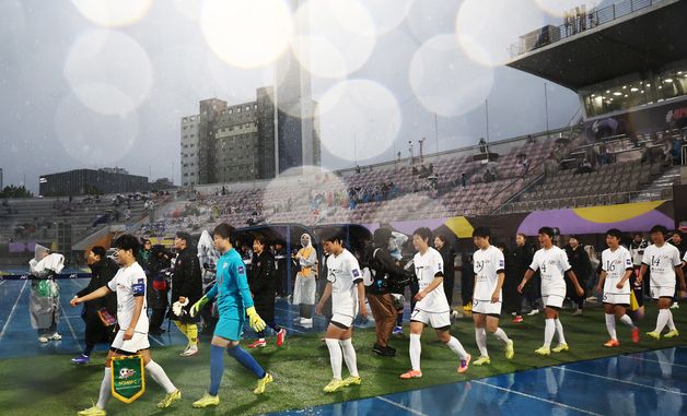 드디어 열린 남북 여자축구 맞대결