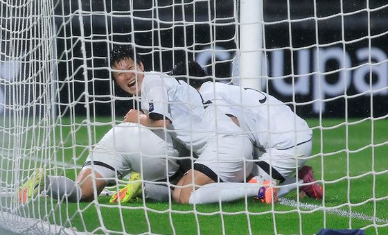 행복한 동점골 터트린 北 내고향여자축구단
