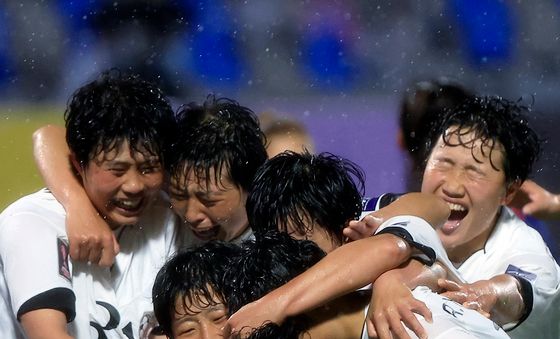동점골에 행복한 北 내고향여자축구단