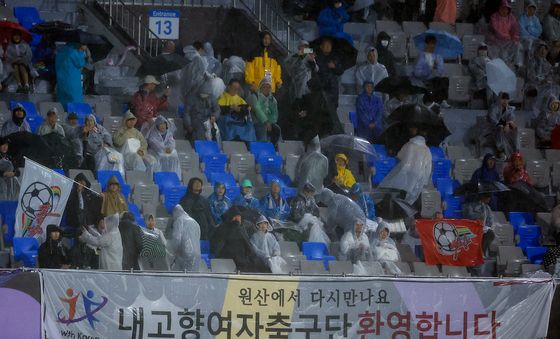 北 내고향여자축구단 응원하는 남북체육교류협회