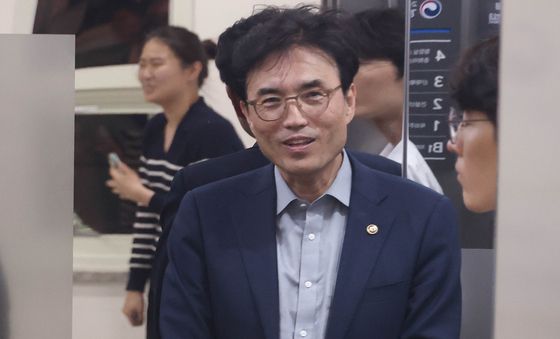 삼성전자 노사 교섭장 향하는 권창준 차관