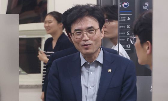삼성전자 노사 교섭장 향하는 권창준 차관