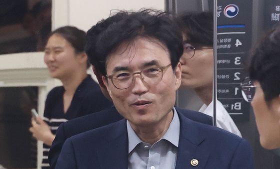 삼성전자 노사 교섭장 향하는 권창준 차관