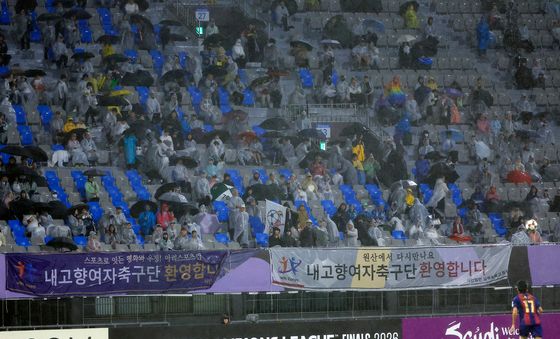 北 내고향여자축구단 응원하는 남북체육교류협회