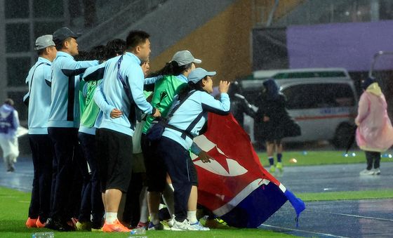 승리의 기쁨으로 인공기 펼친 내고향여자축구단