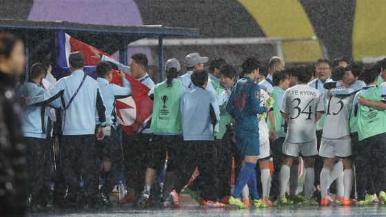 승리 후 인공기 펼친 내고향여자축구단
