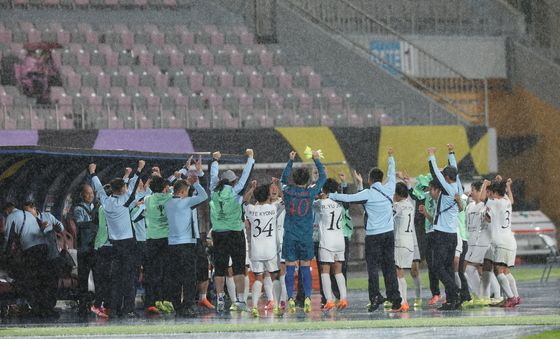 승리 후 환호하는 내고향여자축구단