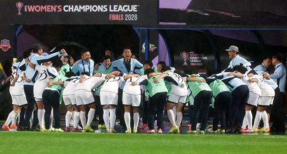 함께 승리 기쁨 나누는 북한 내고향여자축구단