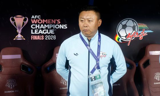 피치 바라보는 北 내고향여자축구단 리유일 감독