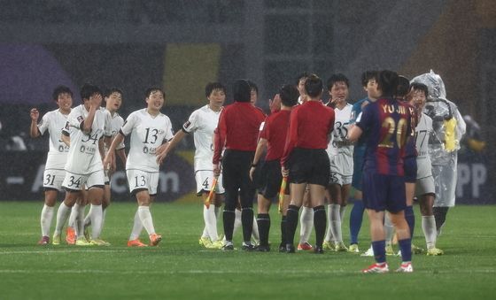 경기 마치고 인사 나누는 남북 여자축구팀