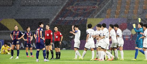 아쉬운 'PK 실축'…수원FC, 북한 내고향에 1-2 역전패