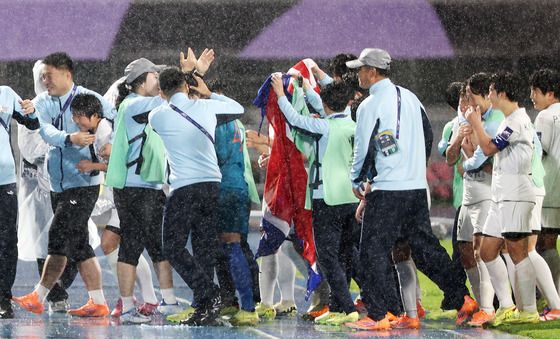 인공기 펼치는 北 내고향여자축구단