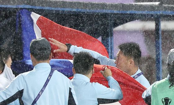 인공기 펼치는 북한 내고향여자축구단