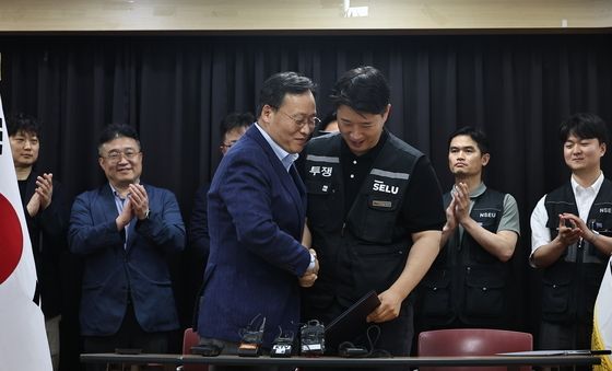 손 맞잡은 삼성전자 노사