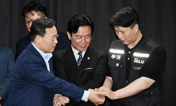 손 맞잡은 노사정