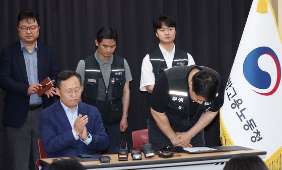 고개 숙여 인사하는 최승호 위원장
