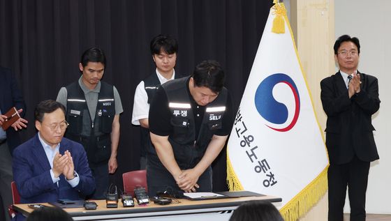 고개 숙여 인사하는 최승호 위원장
