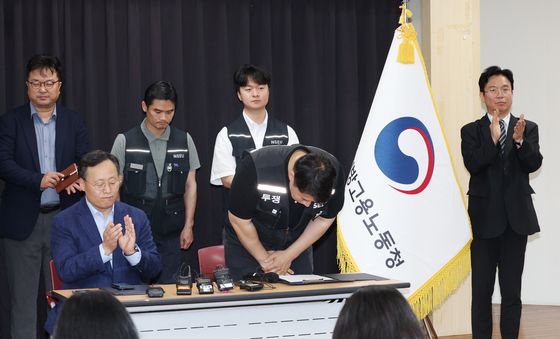 고개 숙여 인사하는 최승호 위원장