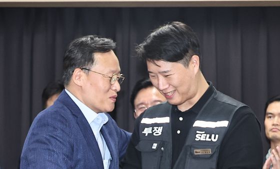 밝은 표정의 노사