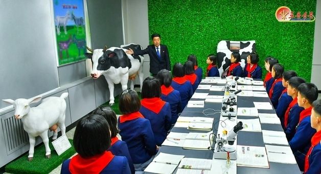 북한 "사회주의 농촌 본보기 학교"…운전군 삼광기술고급중학교 조명