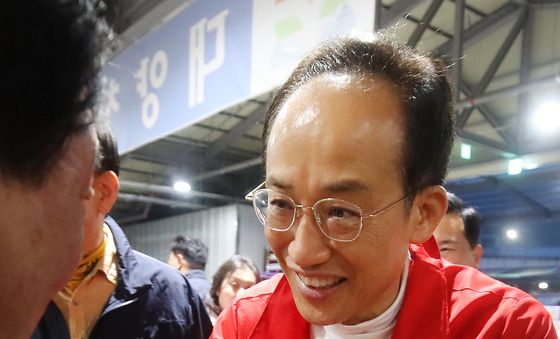 중매인과 인사 나누는 추경호