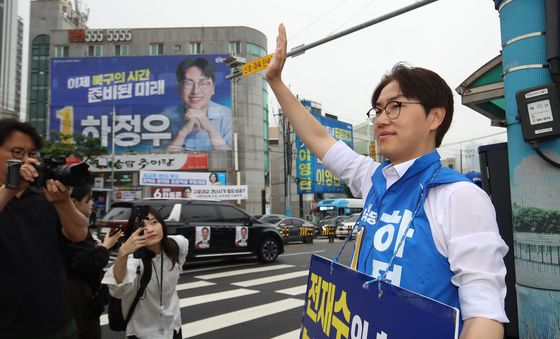 출근길 시민들에게 지지 호소하는 하정우 후보