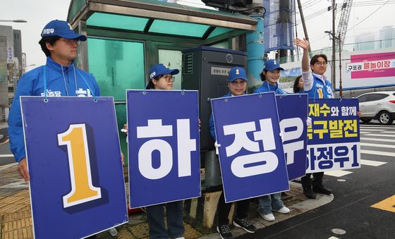 출근길 시민들에게 지지 호소하는 하정우 후보