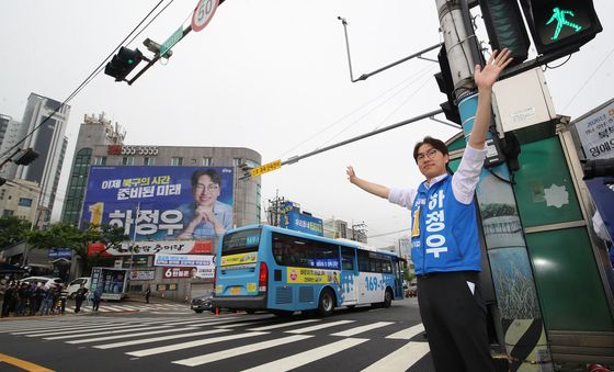 출근길 시민들에게 지지 호소하는 하정우 후보