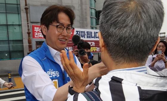 지지 호소하는 하정우 후보