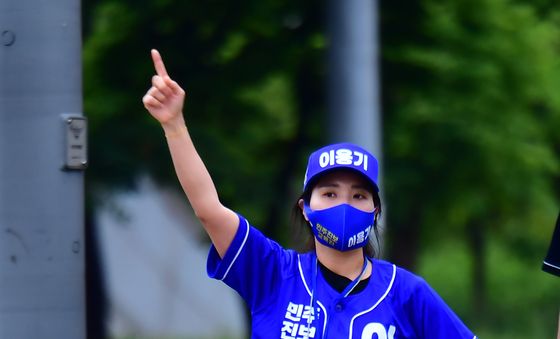 시작된 6·3지선 거리 응원전
