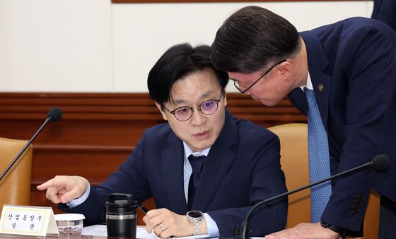김정관 장관, '손가락의 의미는?'