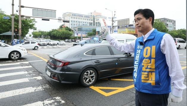 출근길 인사하는 이원택 후보