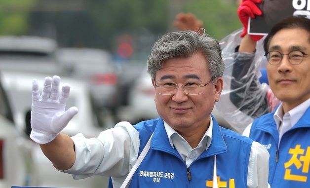 출근길 인사하는 천호성 후보