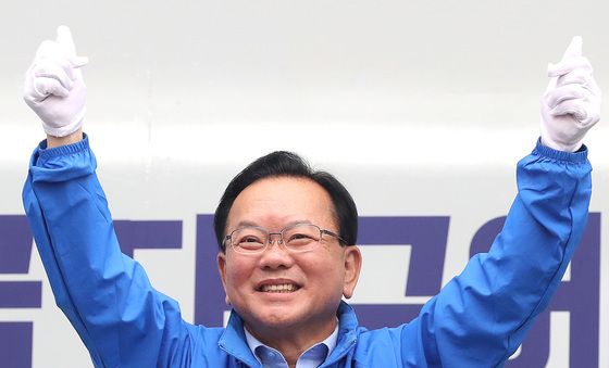 출근길 인사하는 김부겸