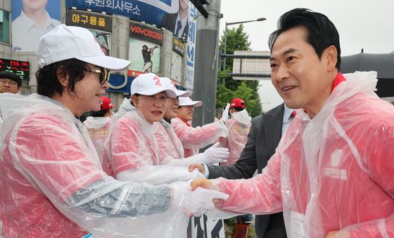 선거운동원 격려하는 장동혁 상임선거대책위원장