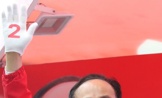 출근길 인사하는 추경호