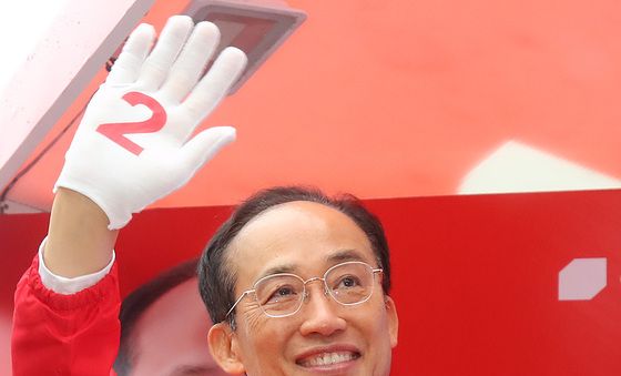 출근길 시민 향해 손 흔드는 추경호