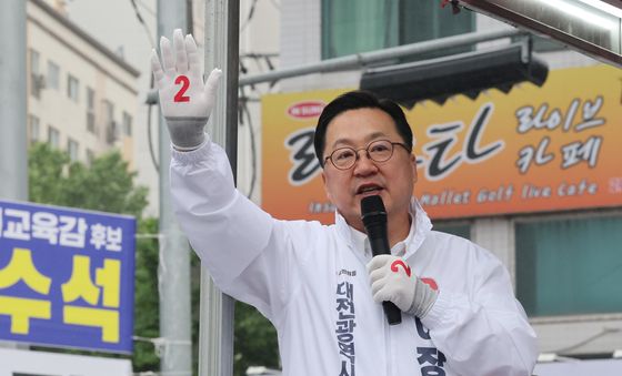 출근길 인사하는 이장우 대전시장 후보