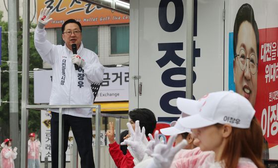 출근길 인사하는 이장우 대전시장 후보