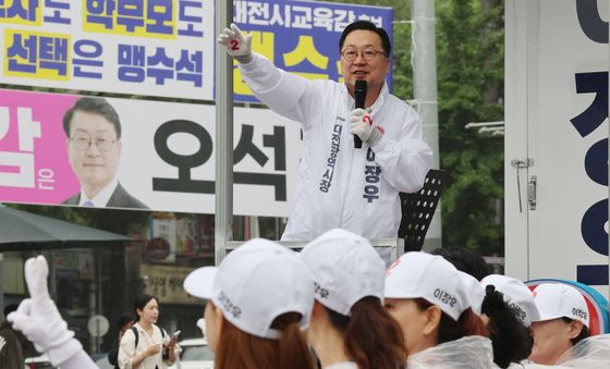 출근길 시민에게 인사하는 이장우 대전시장 후보