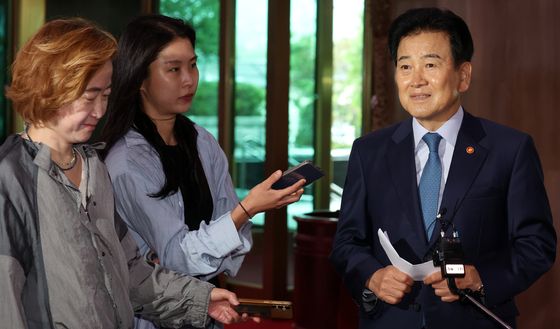 정부서울청사 출근한 정동영 장관, 현안 질의응답