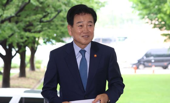 출근하는 정동영 장관