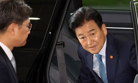 차량에서 내리는 정동영 장관