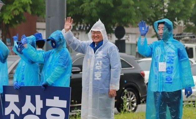 출근길 인사하는 민주당 조상호 세종시장 후보