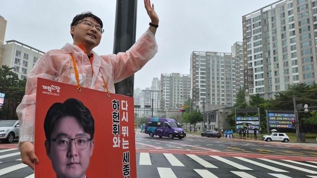 출근길 인사하는 개혁신당 하헌휘 세종시장 후보