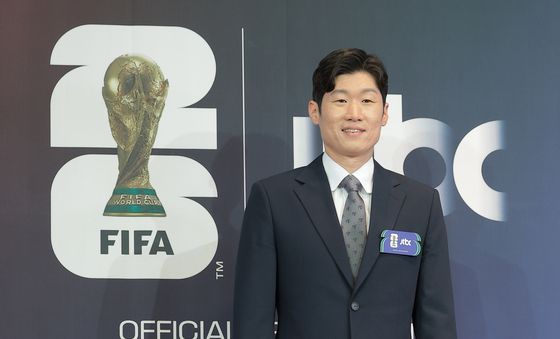 포즈 취하는 박지성 해설위원