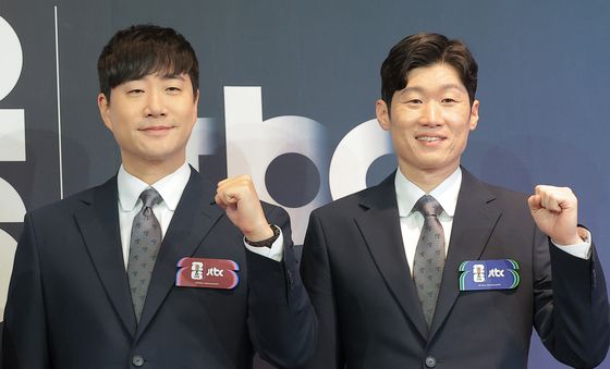 포즈 취하는 배성재 캐스터와 박지성 해설위원