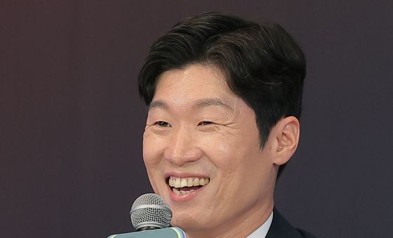 취재진 질문에 답하는 박지성 해설위원