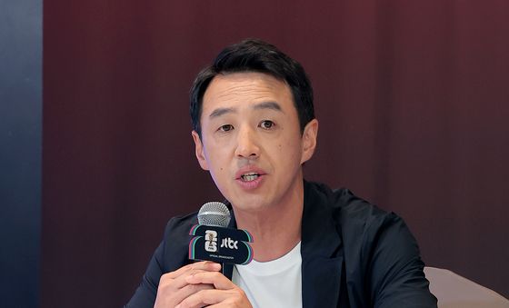 취재진 질문에 답하는 곽준석 JTBC 방송중계단장