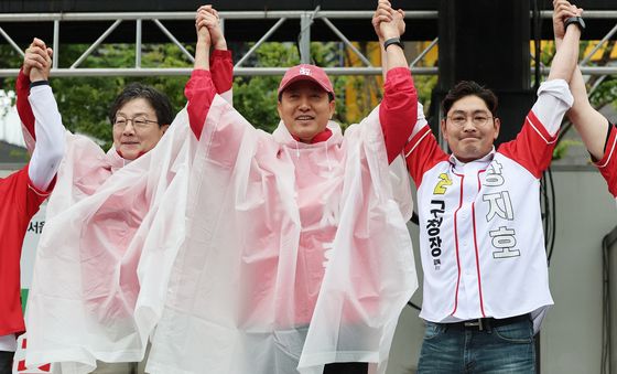 첫 거리유세 나선 오세훈